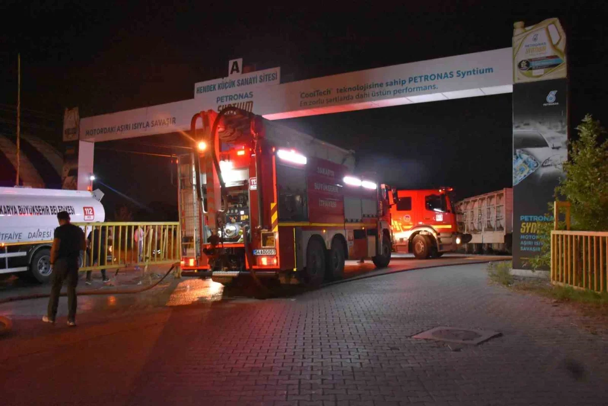 Hendek'te asit sızdıran kamyon paniği: 2 kişi hastanede