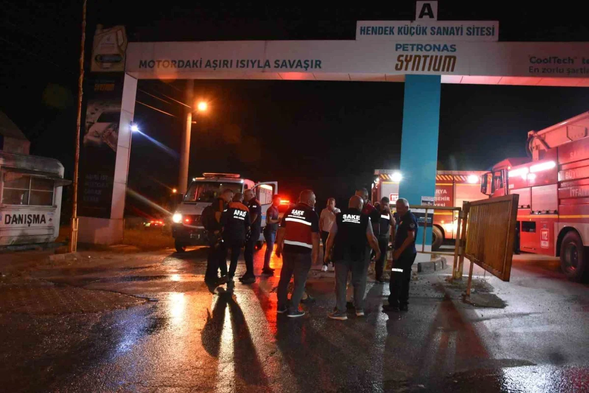 Hendek'te asit sızdıran kamyon paniği: 2 kişi hastanede