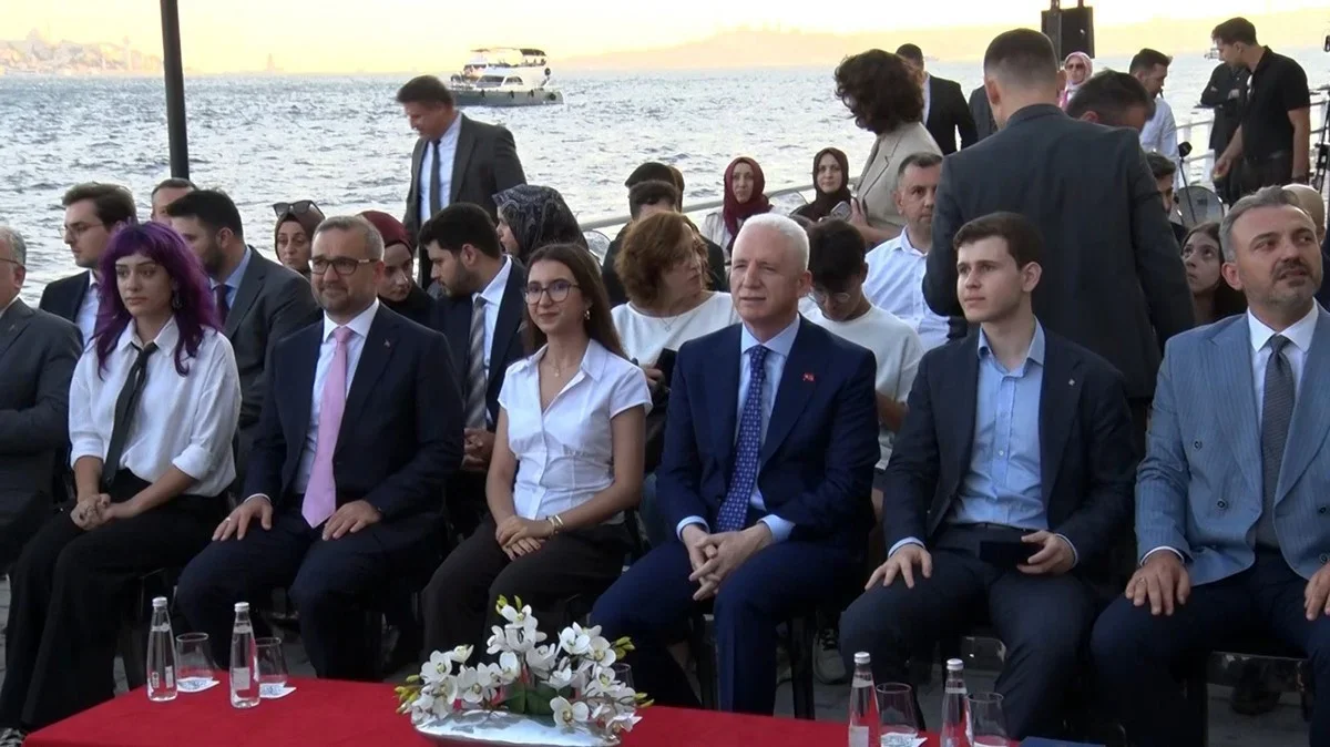 YKS birincilerine Kabataş Erkek Lisesi'nde Togg otomobil hediye edildi
