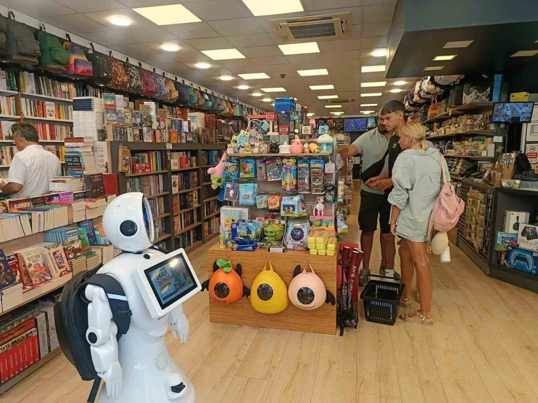 Edirne'de okul alışverişinde robot asistan Ada ilgi çekiyor