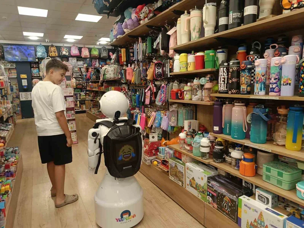 Edirne'de okul alışverişinde robot asistan Ada ilgi çekiyor