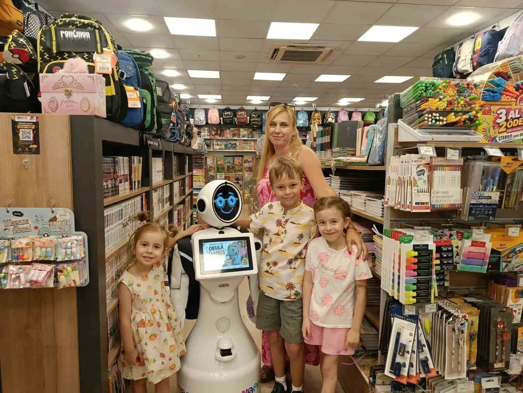 Edirne'de okul alışverişinde robot asistan Ada ilgi çekiyor