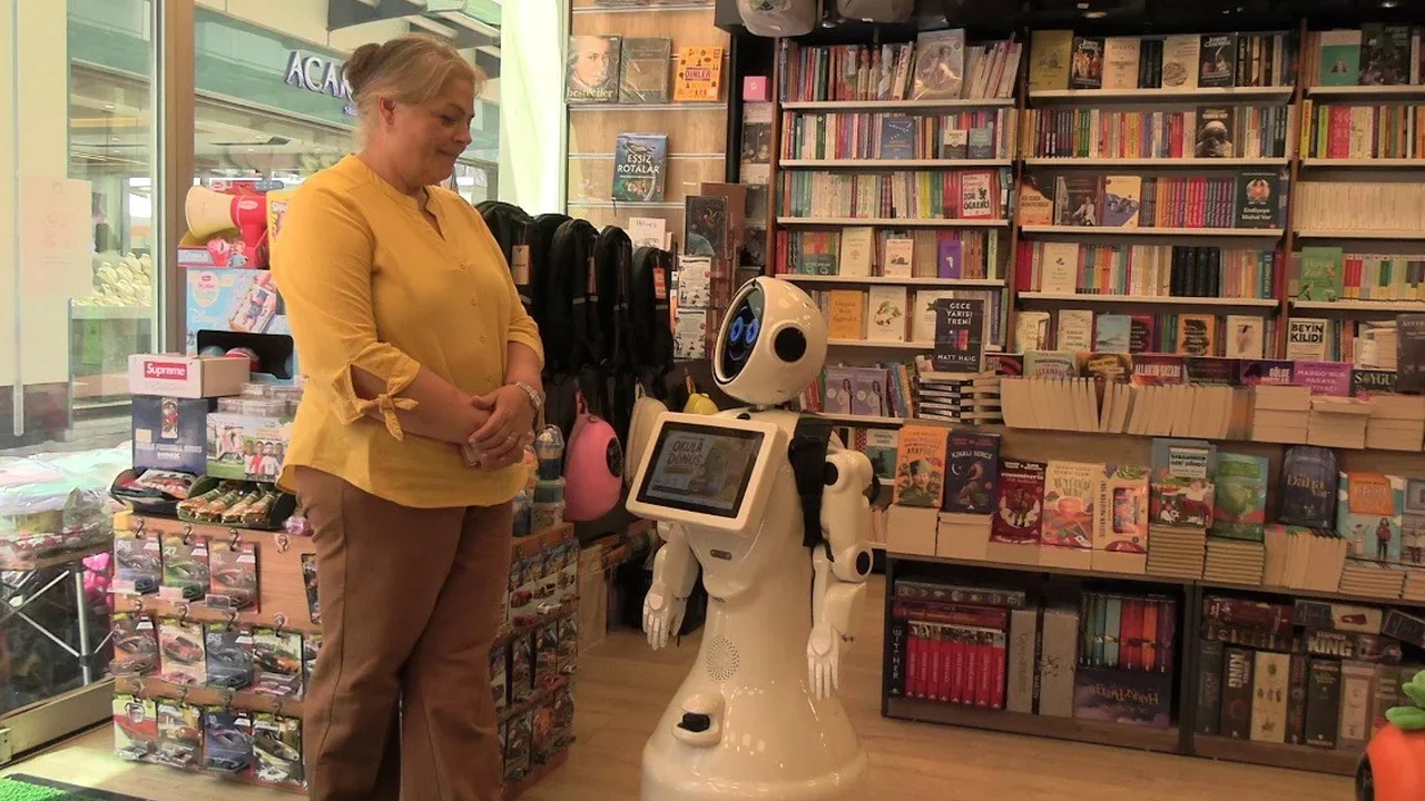 Edirne'de okul alışverişinde robot asistan Ada ilgi çekiyor