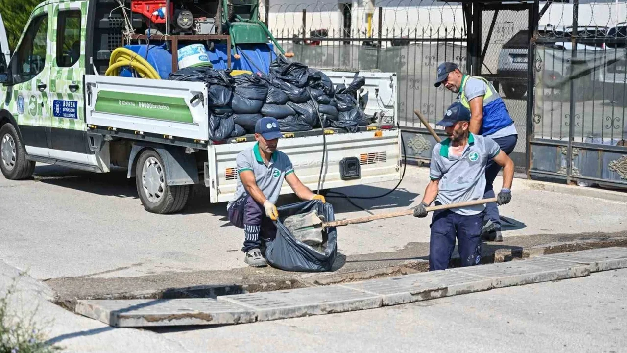 Bursa'da yağmur suyu ızgaraları sonbahar öncesi temizlendi