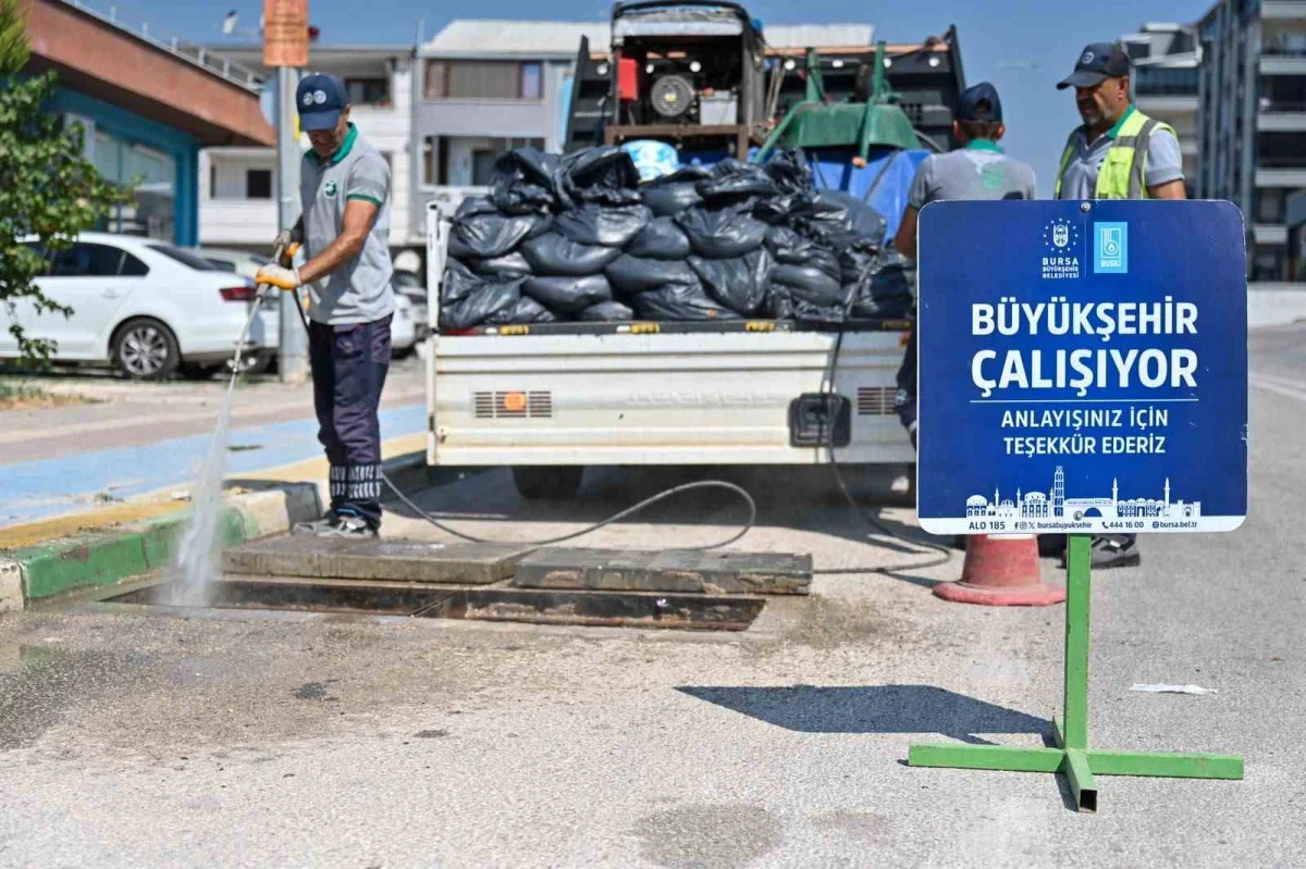 Bursa'da yağmur suyu ızgaraları sonbahar öncesi temizlendi