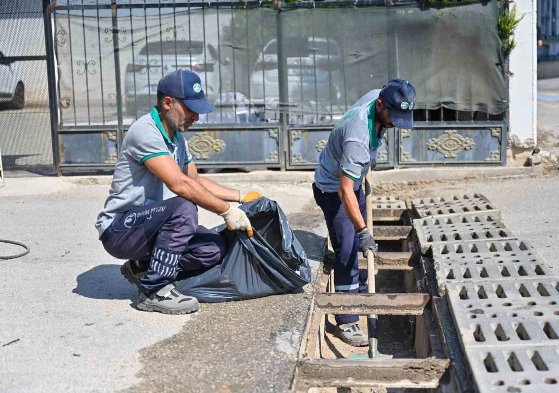 Bursa'da yağmur suyu ızgaraları sonbahar öncesi temizlendi