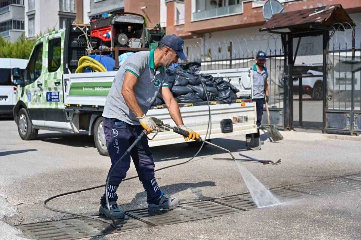 Bursa'da yağmur suyu ızgaraları sonbahar öncesi temizlendi