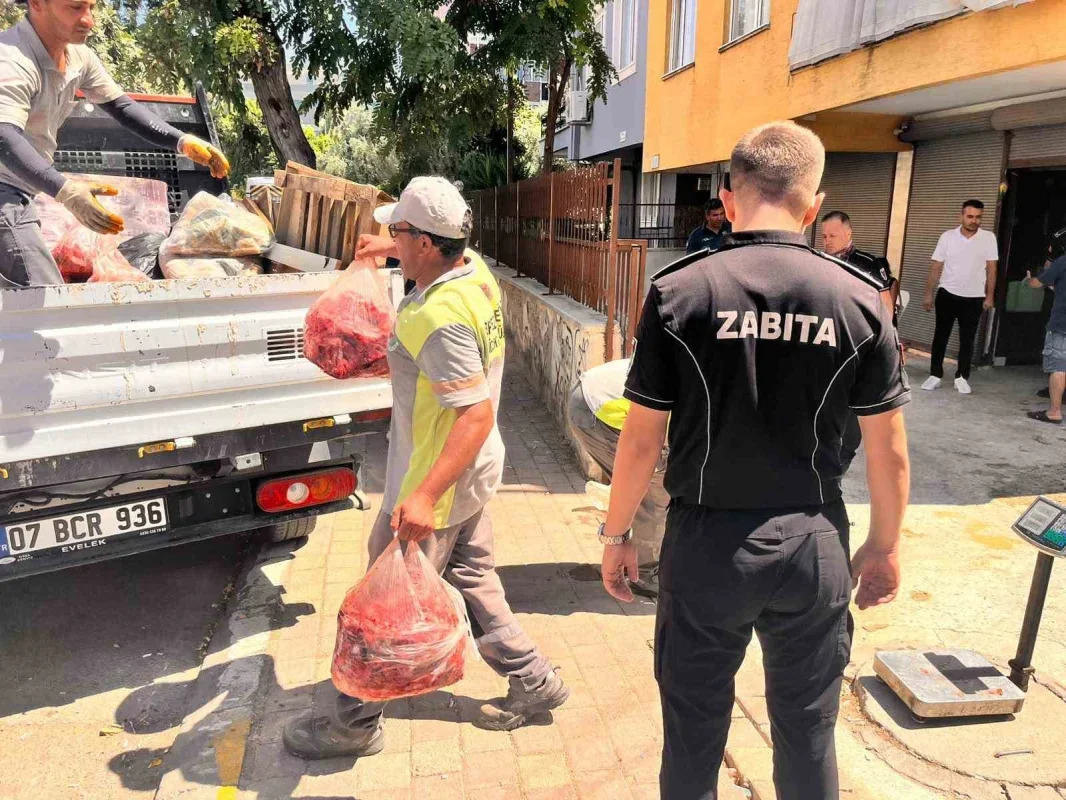 Antalya Kepez'de son kullanma tarihi geçmiş 152 kilo ete el konuldu