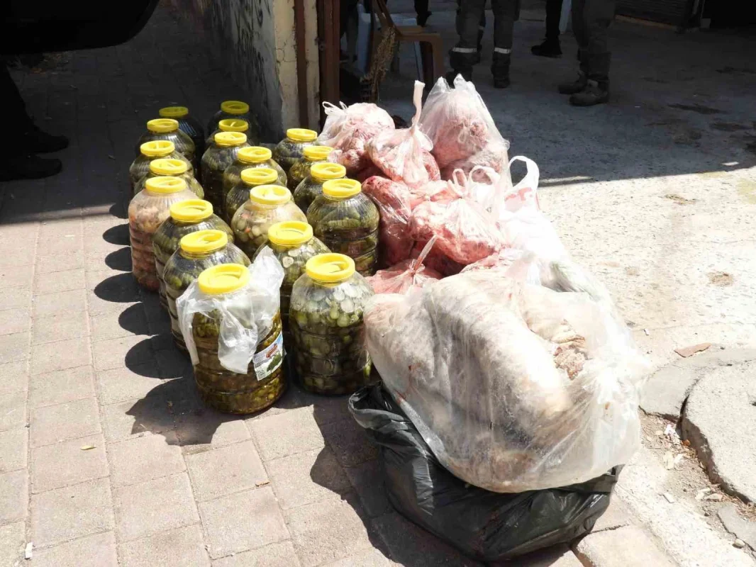 Antalya Kepez'de son kullanma tarihi geçmiş 152 kilo ete el konuldu