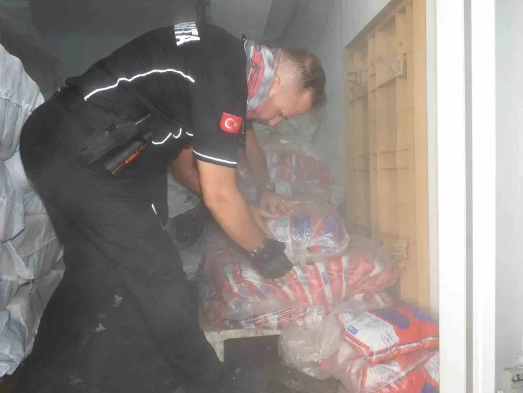Antalya Kepez'de son kullanma tarihi geçmiş 152 kilo ete el konuldu