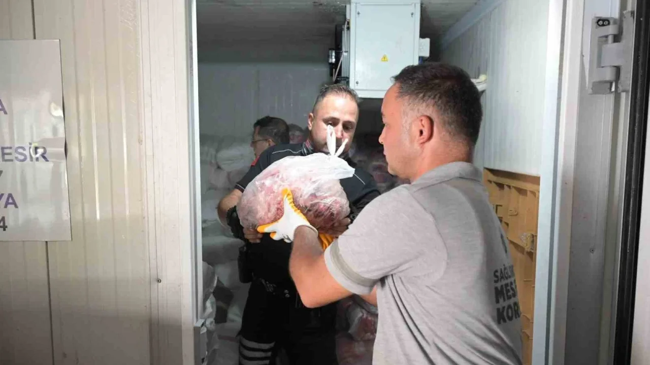 Antalya Kepez'de son kullanma tarihi geçmiş 152 kilo ete el konuldu