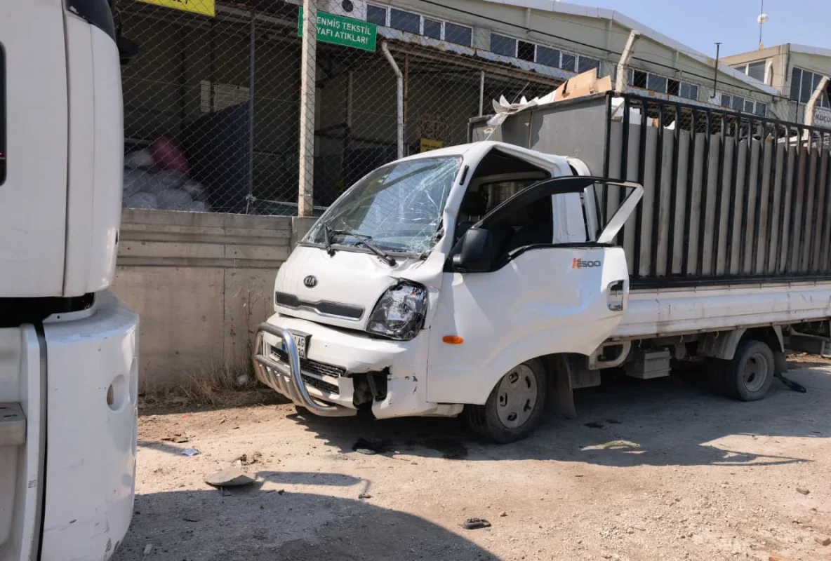 Duran kamyona çarpan kamyonet sürücüsü İnegöl'de ağır yaralandı