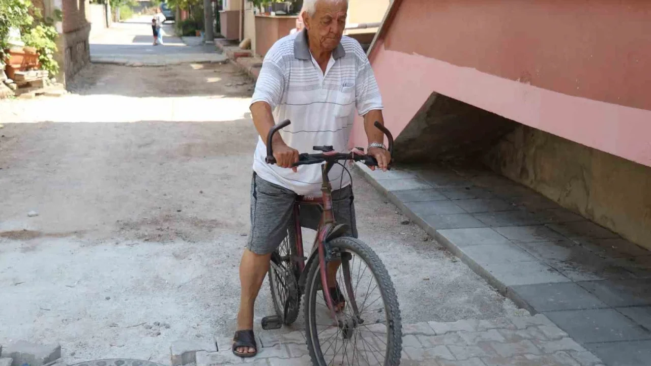 Adapazarı'nda yarım kalan yol çalışması mahalleyi mağdur etti