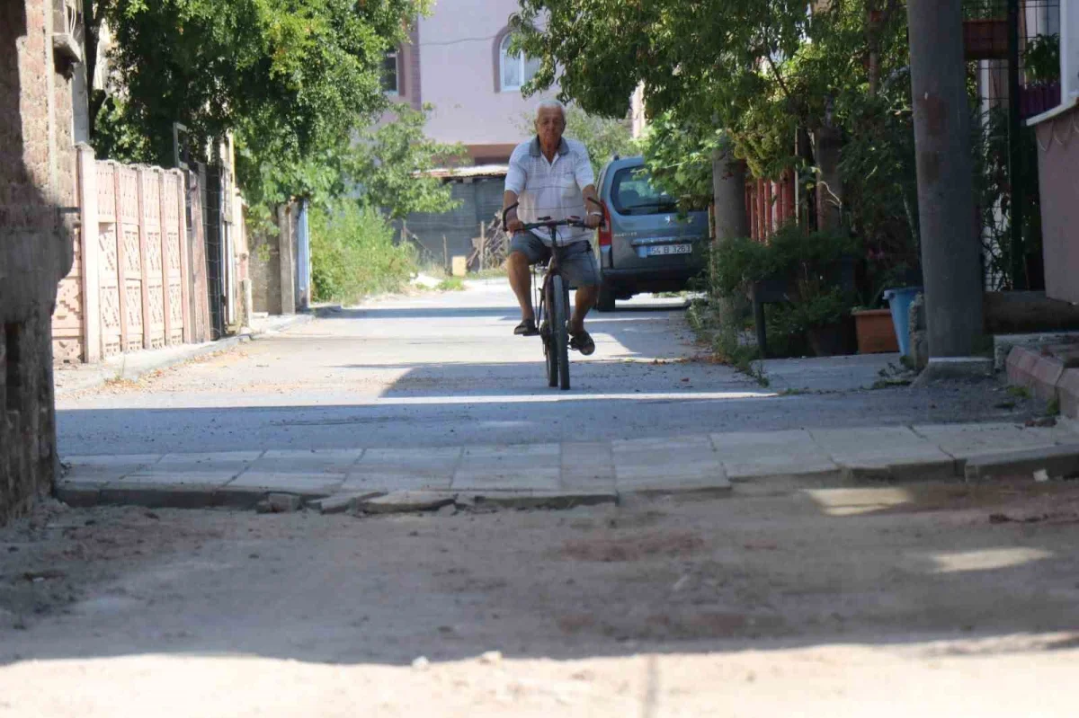 Adapazarı'nda yarım kalan yol çalışması mahalleyi mağdur etti