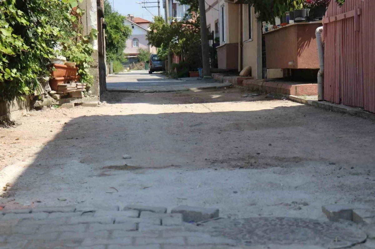 Adapazarı'nda yarım kalan yol çalışması mahalleyi mağdur etti