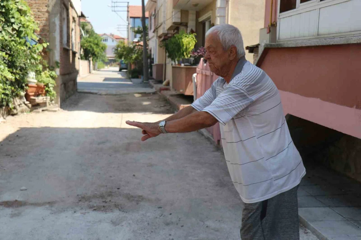 Adapazarı'nda yarım kalan yol çalışması mahalleyi mağdur etti