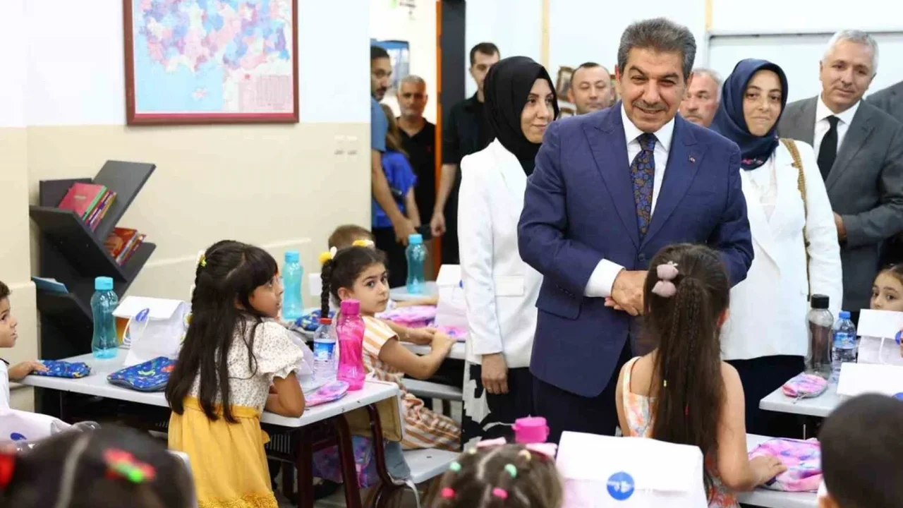 Esenler Belediyesi'nden 1. sınıf öğrencilerine kırtasiye desteği
