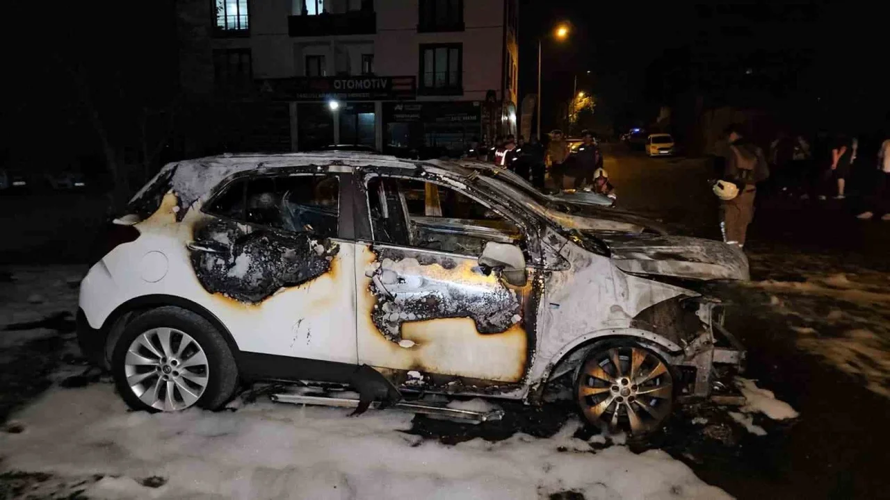Avcılar'da oto galeride 3 otomobil yandı: Kundaklama şüphesi