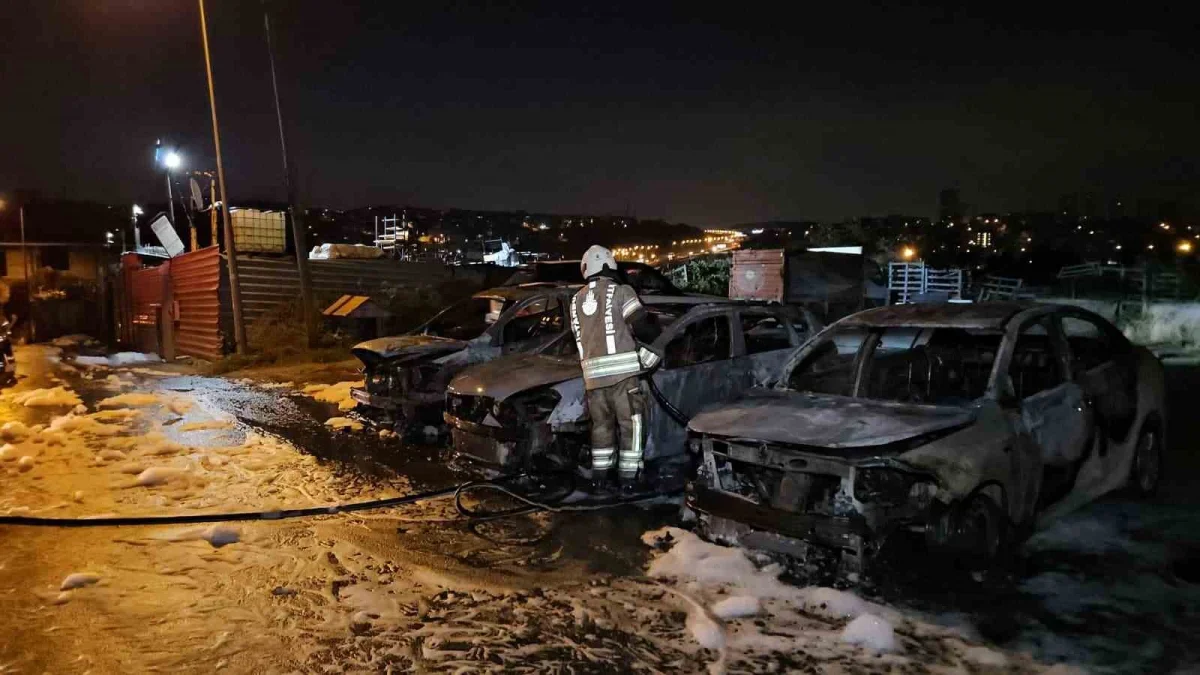 Avcılar'da oto galeride 3 otomobil yandı: Kundaklama şüphesi