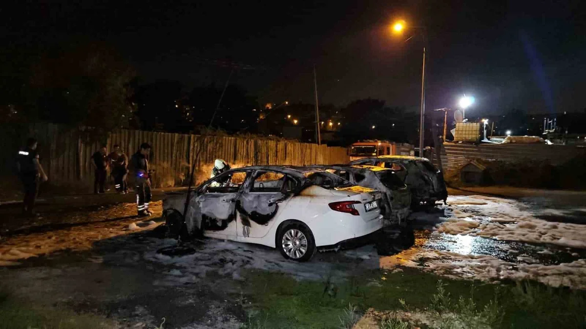 Avcılar'da oto galeride 3 otomobil yandı: Kundaklama şüphesi