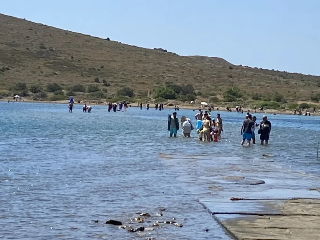 Ayvalık Yalancı Boğaz'da akıntıya kapılan tatilci kurtarıldı