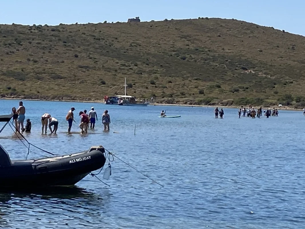 Ayvalık Yalancı Boğaz'da akıntıya kapılan tatilci kurtarıldı
