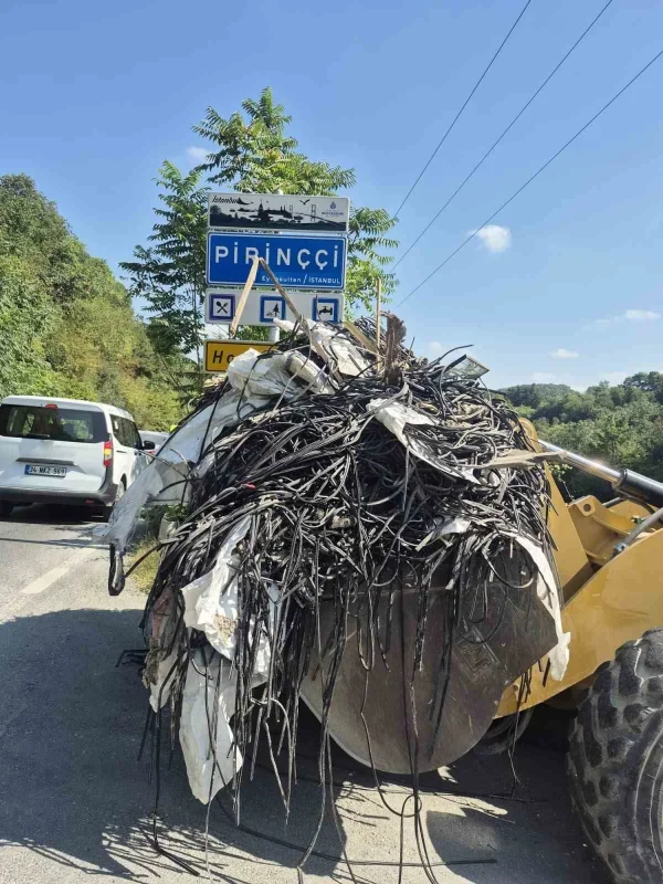 Pirinççi Mahallesi'nde sokağa kamyon dolusu atık döküp kaçtı