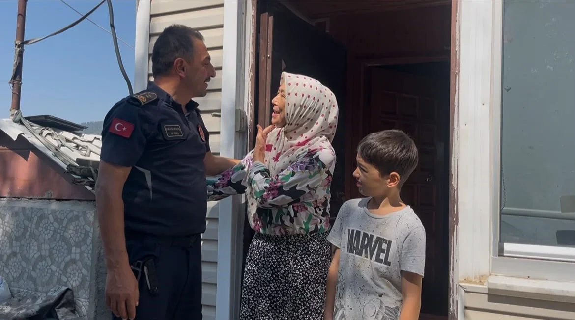 Hanife Tiryaki yangına koştu: KOAH hastası alevlere müdahale etti