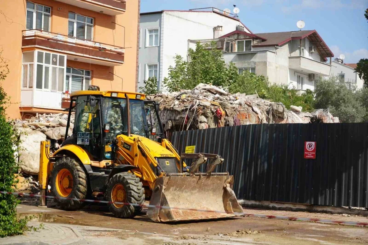 İzmit'te çatırdayan bina yıkıldı, sakinler eşyalarını alamadı