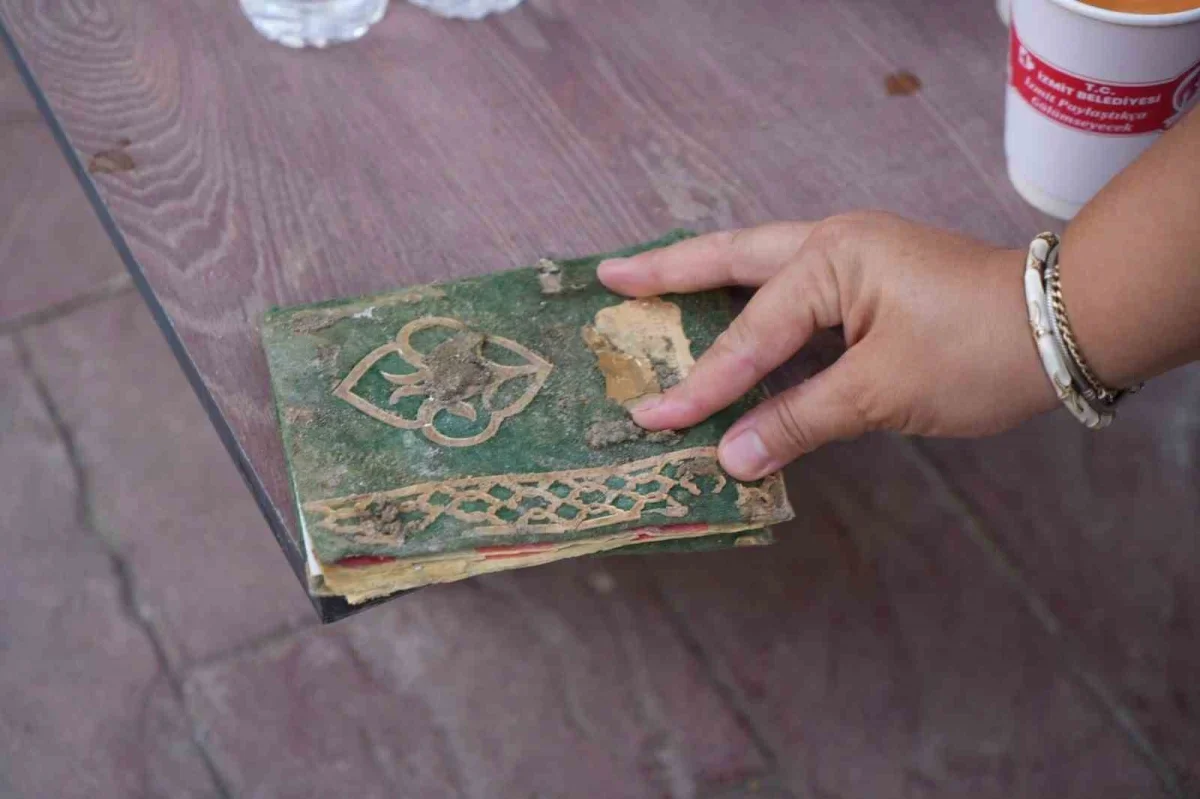 İzmit'te çatırdayan bina yıkıldı, sakinler eşyalarını alamadı