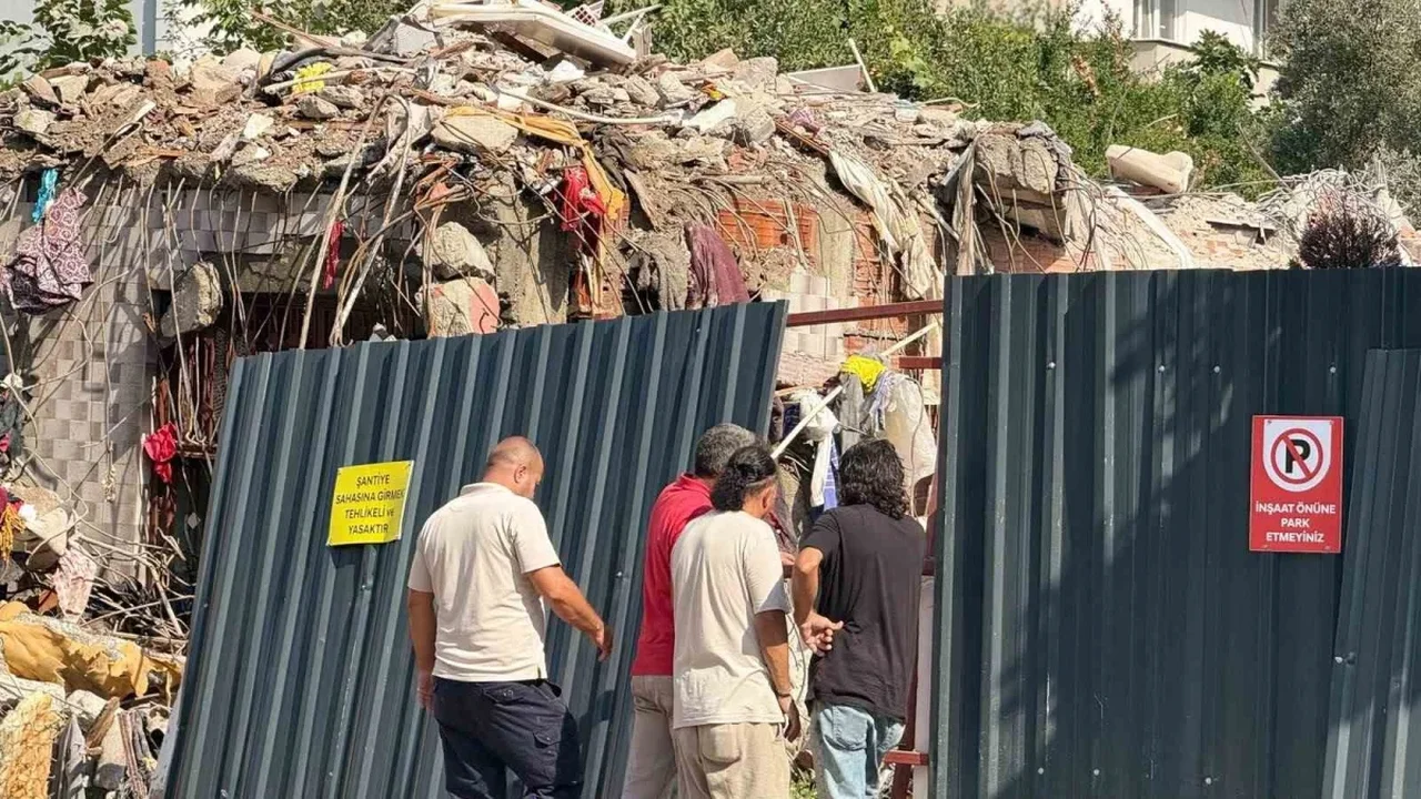 İzmit'te çatırdayan bina yıkıldı, sakinler eşyalarını alamadı