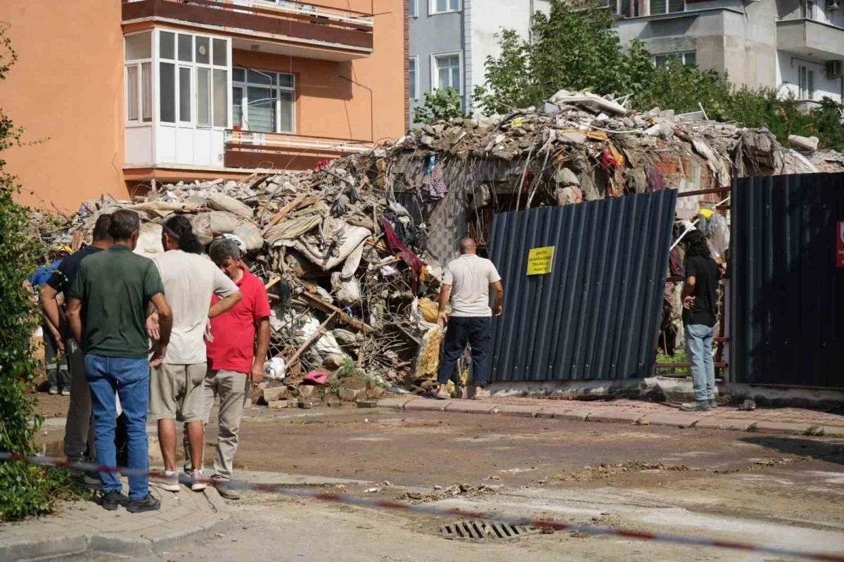 İzmit'te çatırdayan bina yıkıldı, sakinler eşyalarını alamadı