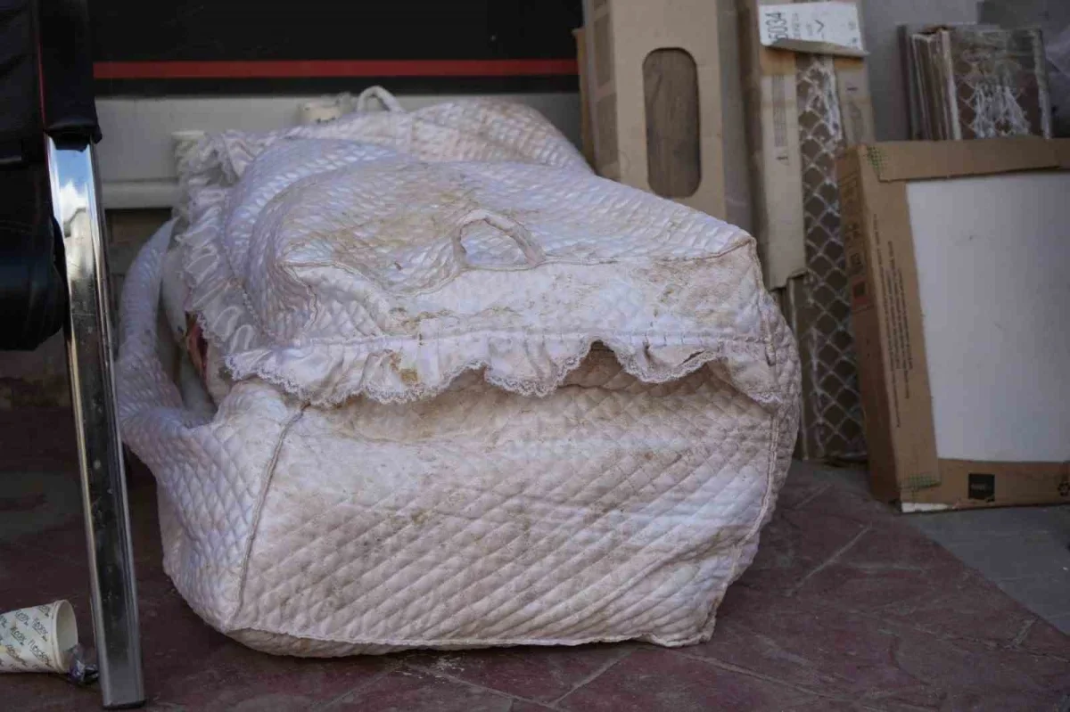 İzmit'te çatırdayan bina yıkıldı, sakinler eşyalarını alamadı