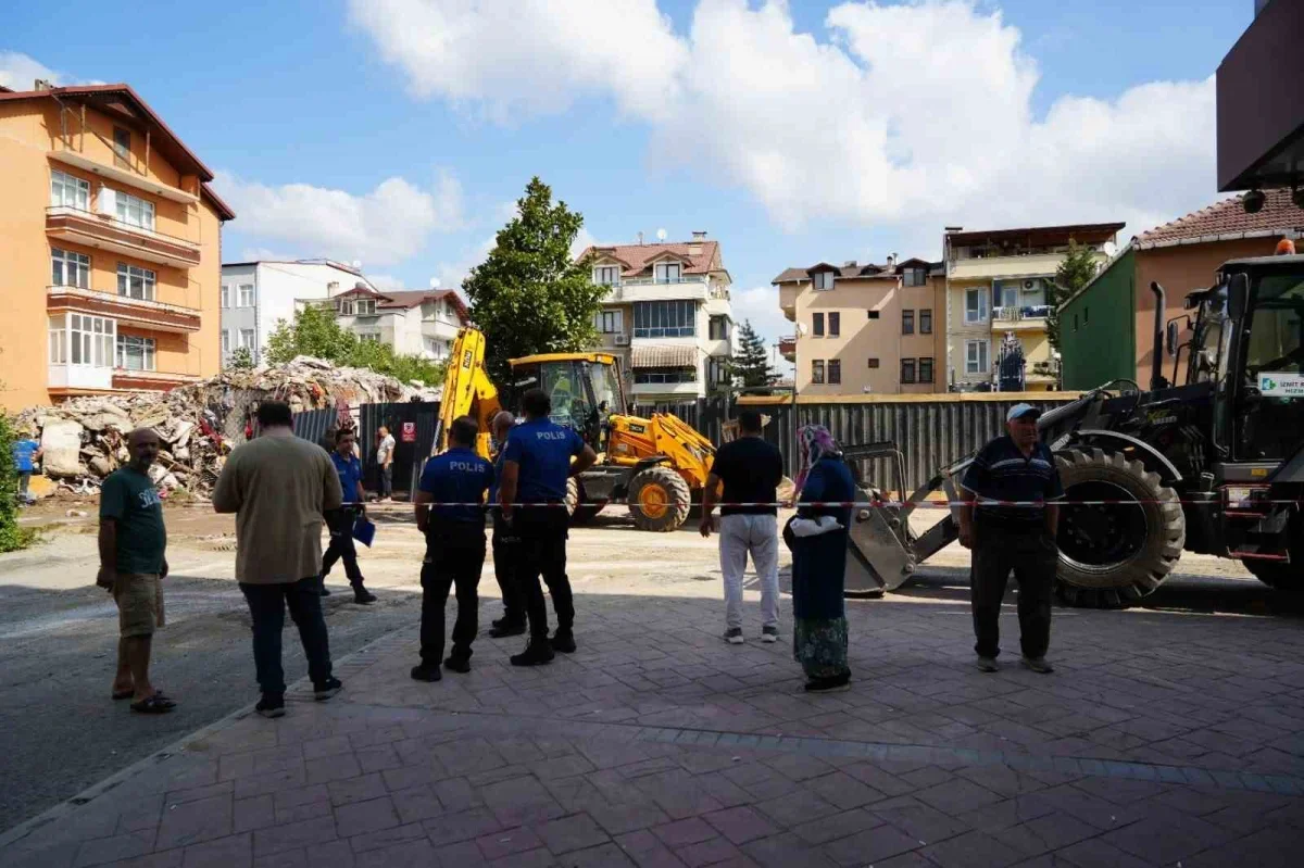 İzmit'te çatırdayan bina yıkıldı, sakinler eşyalarını alamadı