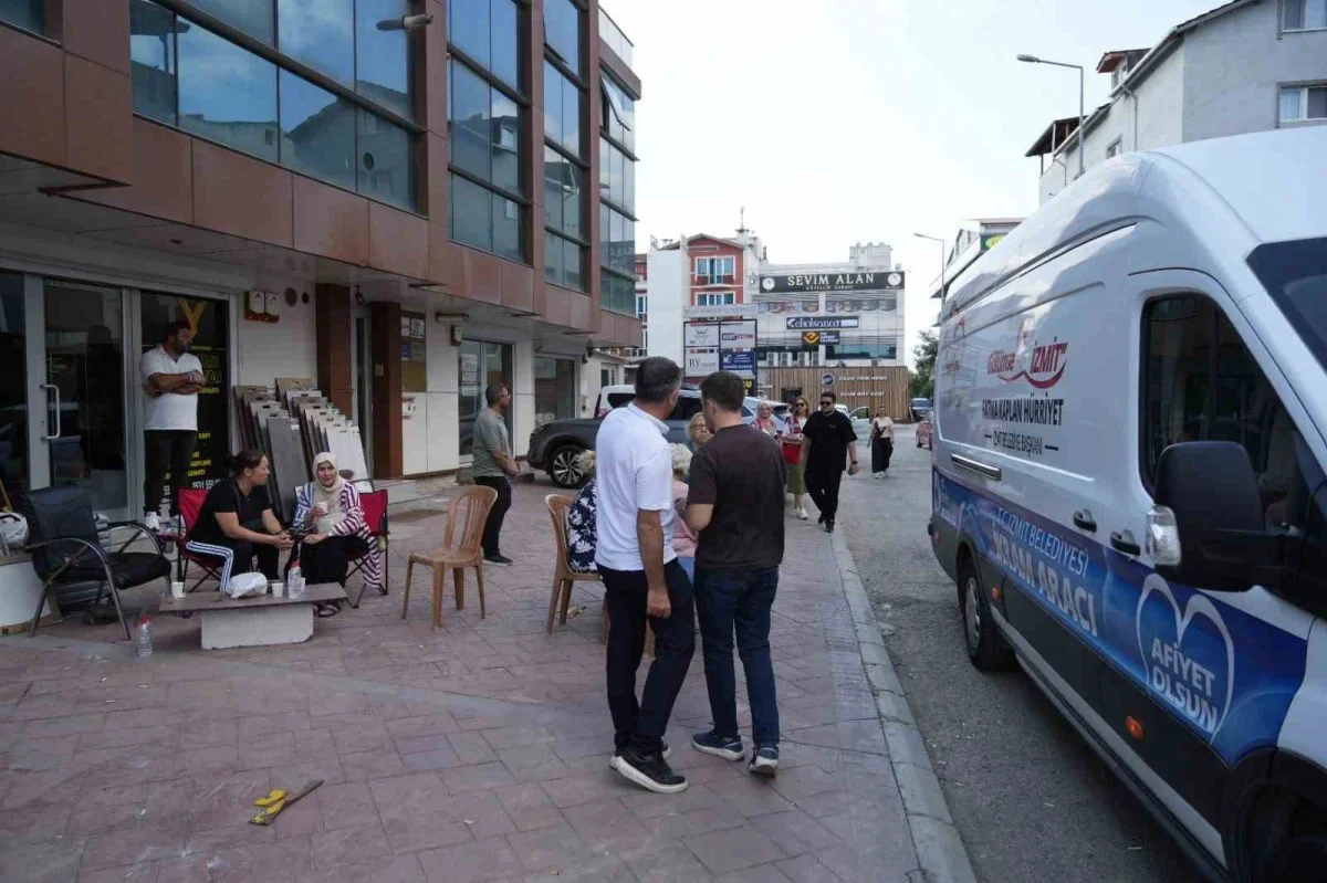 İzmit'te çatırdayan bina yıkıldı, sakinler eşyalarını alamadı