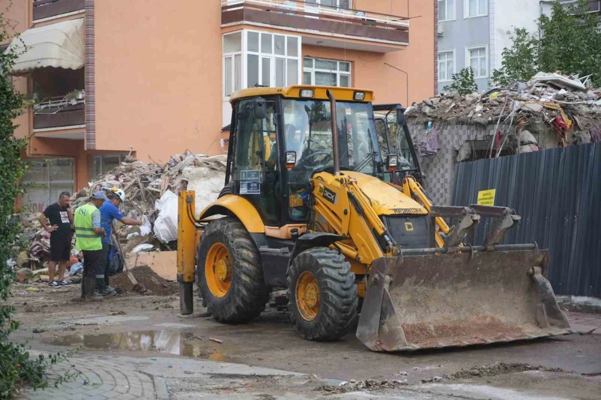İzmit'te çatırdayan bina yıkıldı, sakinler eşyalarını alamadı