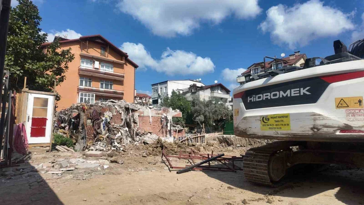 İzmit'te çatırdayan bina yıkıldı, sakinler eşyalarını alamadı
