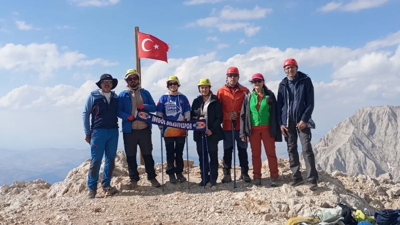 İnegöl Belediyesi dağcıları 30 Ağustos için Aladağlar'a tırmandı