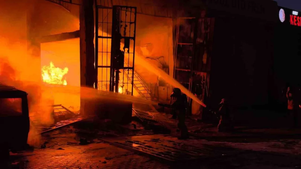 İnegöl'de boya fabrikasındaki patlama kameraya yansıdı