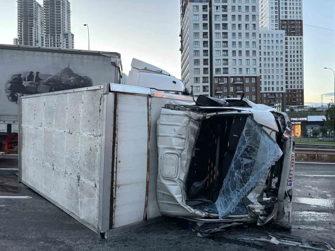 Esenyurt'ta 11 araçlı zincirleme kaza: 2'si ağır 6 yaralı