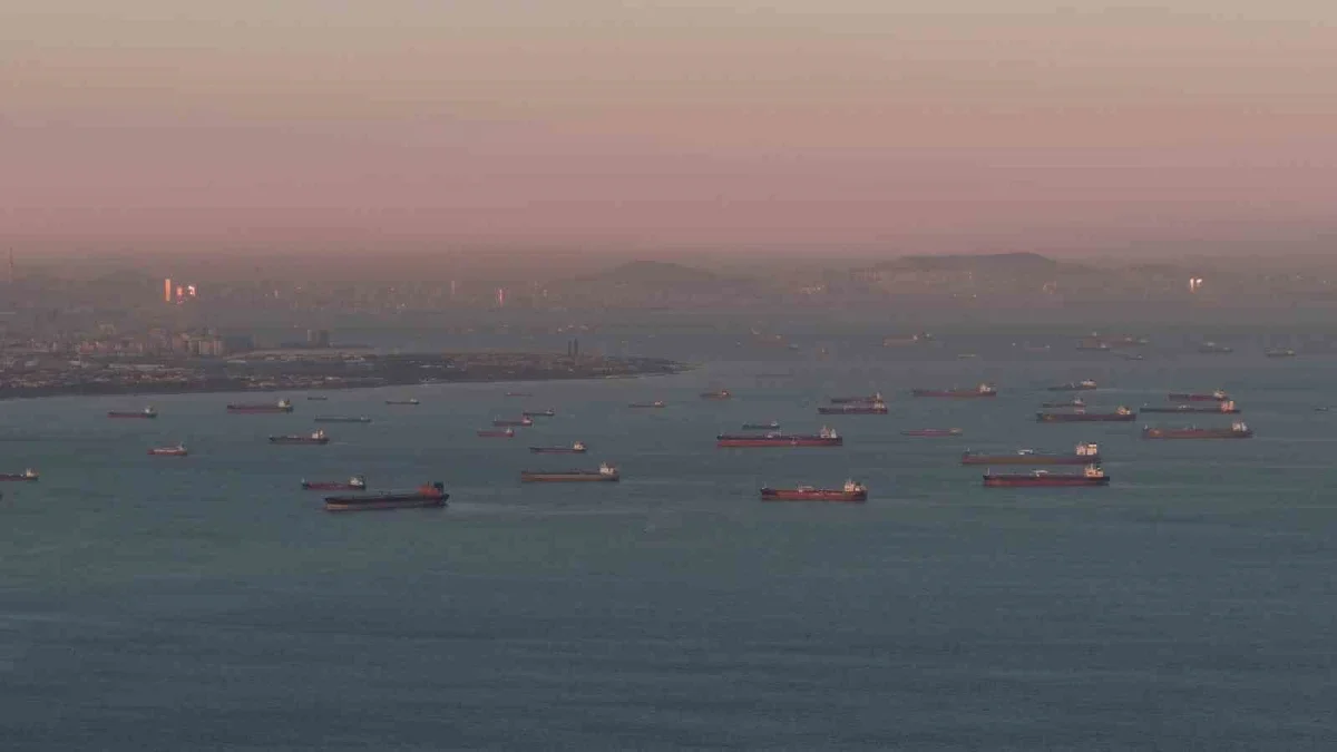 İstanbul açıklarında tehlikeli yük taşıyan tankerler görüntülendi