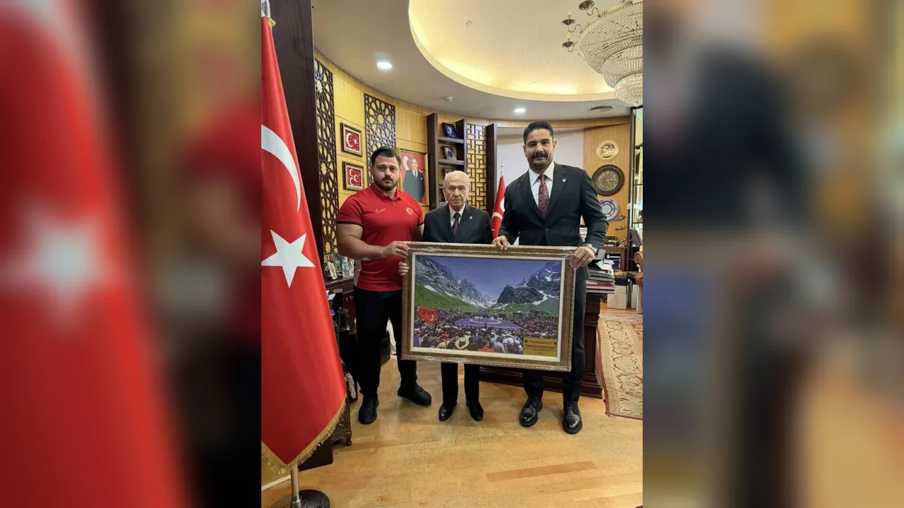 Taha Akgül ve Rıza Kayaalp'ten Bahçeli'ye güreş ziyareti