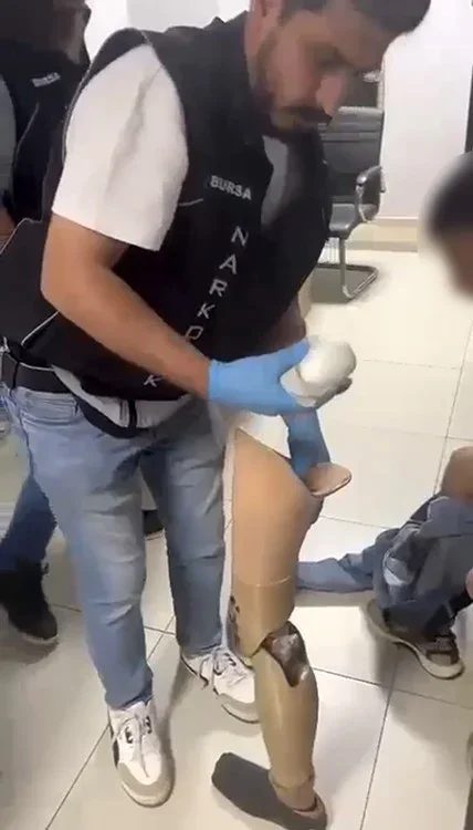 Protez bacağında 830 gram metamfetamin ele geçirildi