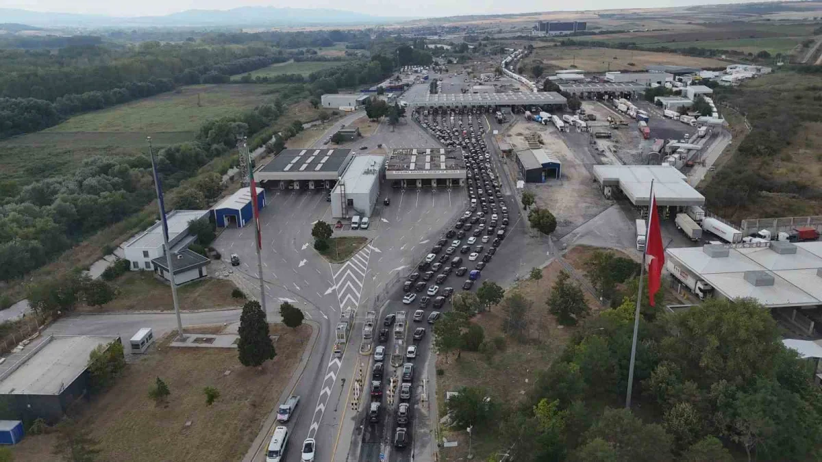 Kapıkule'de gurbetçi yoğunluğu: Avrupa'ya dönüş kuyruğu uzadı