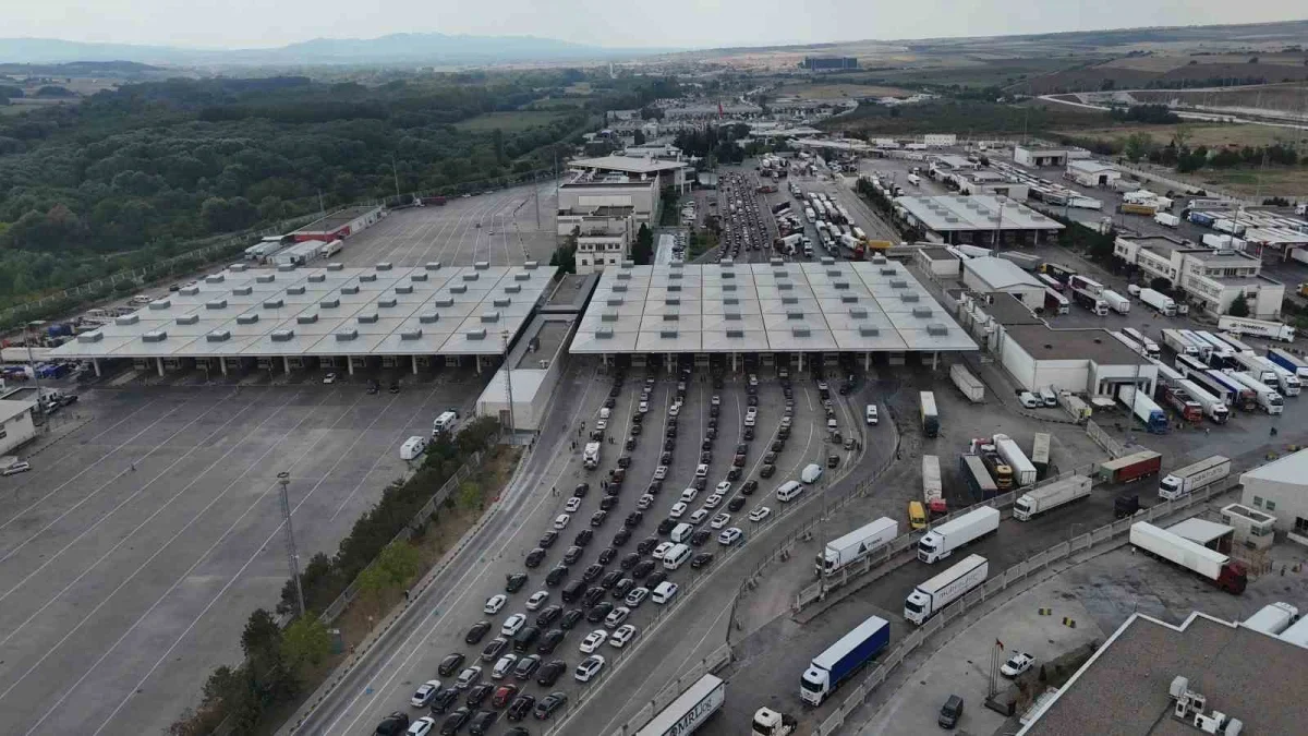 Kapıkule'de gurbetçi yoğunluğu: Avrupa'ya dönüş kuyruğu uzadı