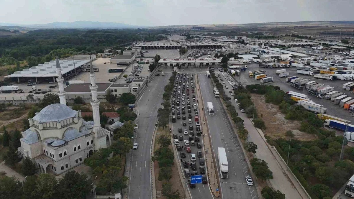 Kapıkule'de gurbetçi yoğunluğu: Avrupa'ya dönüş kuyruğu uzadı