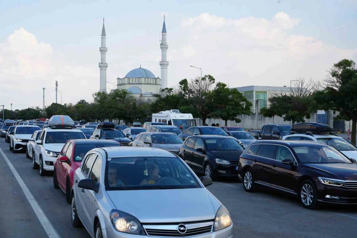 Kapıkule'de gurbetçi yoğunluğu: Avrupa'ya dönüş kuyruğu uzadı