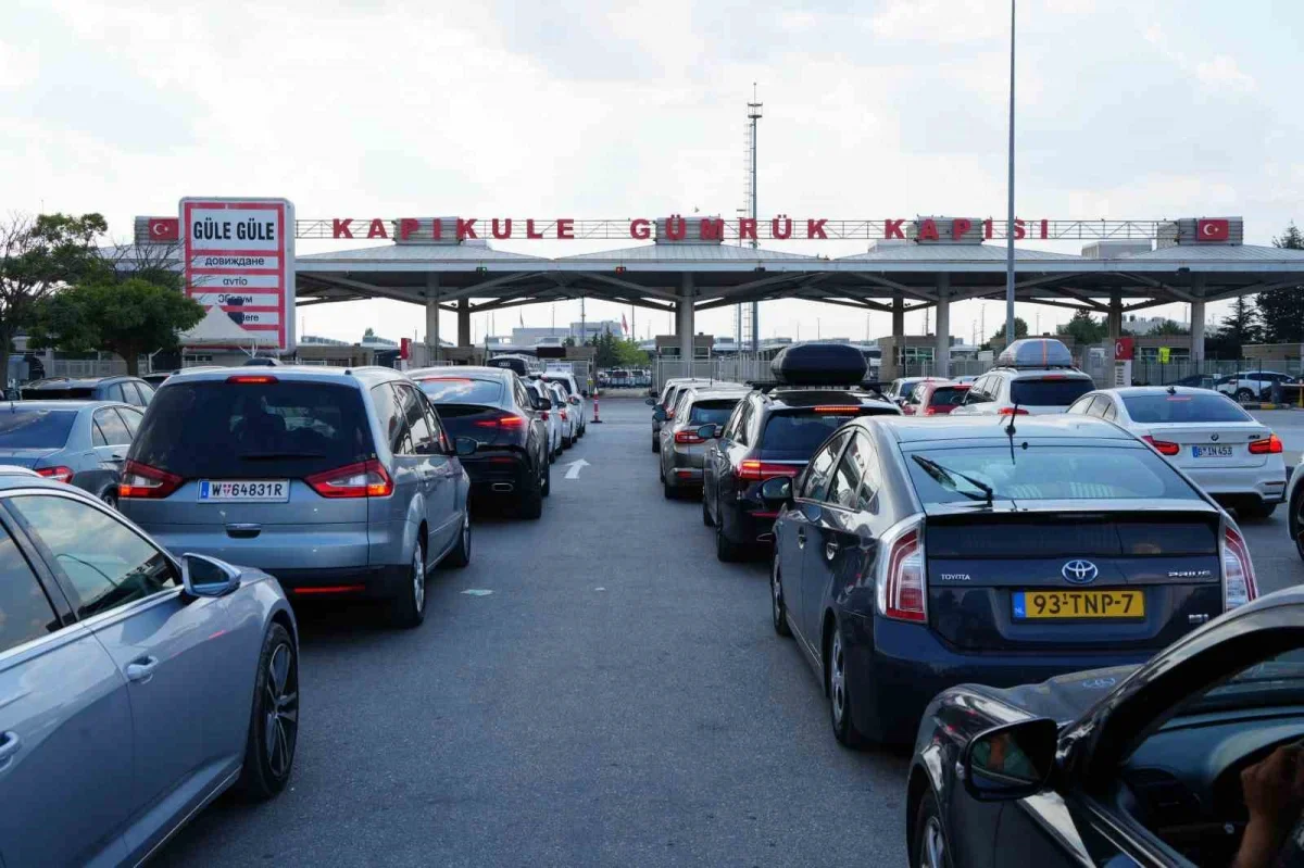 Kapıkule'de gurbetçi yoğunluğu: Avrupa'ya dönüş kuyruğu uzadı