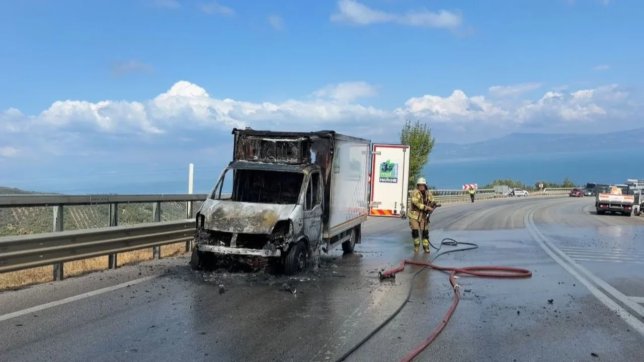 Bursa İznik'te seyir halindeki kamyonet alev alev yandı