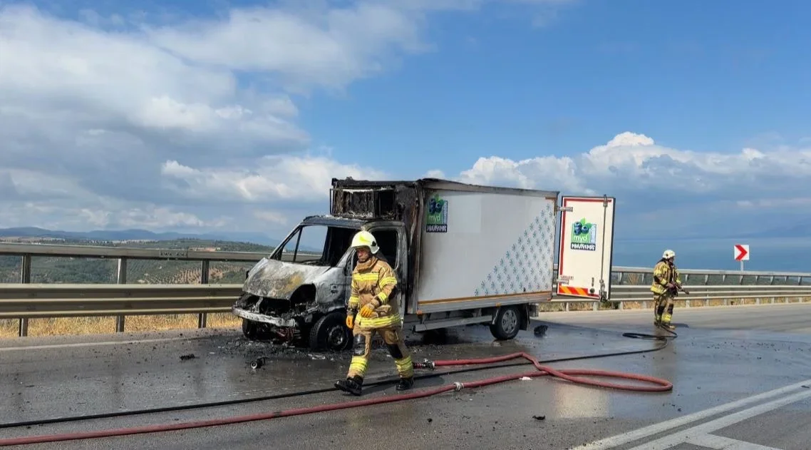 Bursa İznik'te seyir halindeki kamyonet alev alev yandı